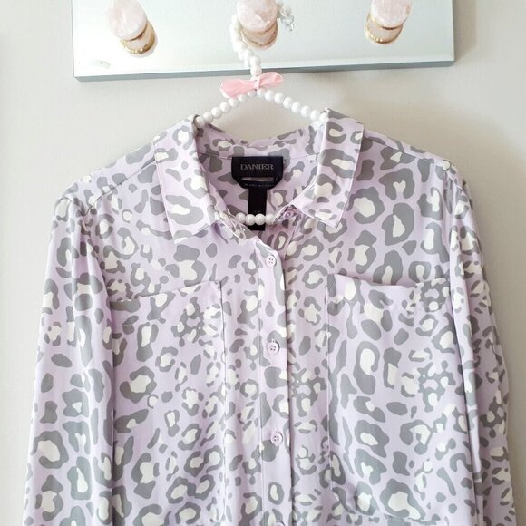EUC Danier purple animal print statement back button up blouse, M - Picture 11 of 12